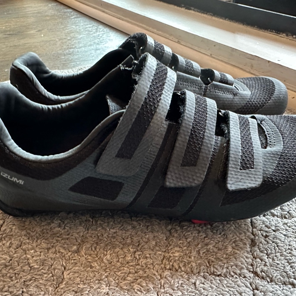 Pearl Izumi Black and Gray Cycling Shoes